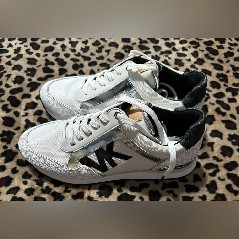 MICHAEL KORS MADDY TWO TINE LOGO TRAINER SNEAKERS - Picture 2 of 6